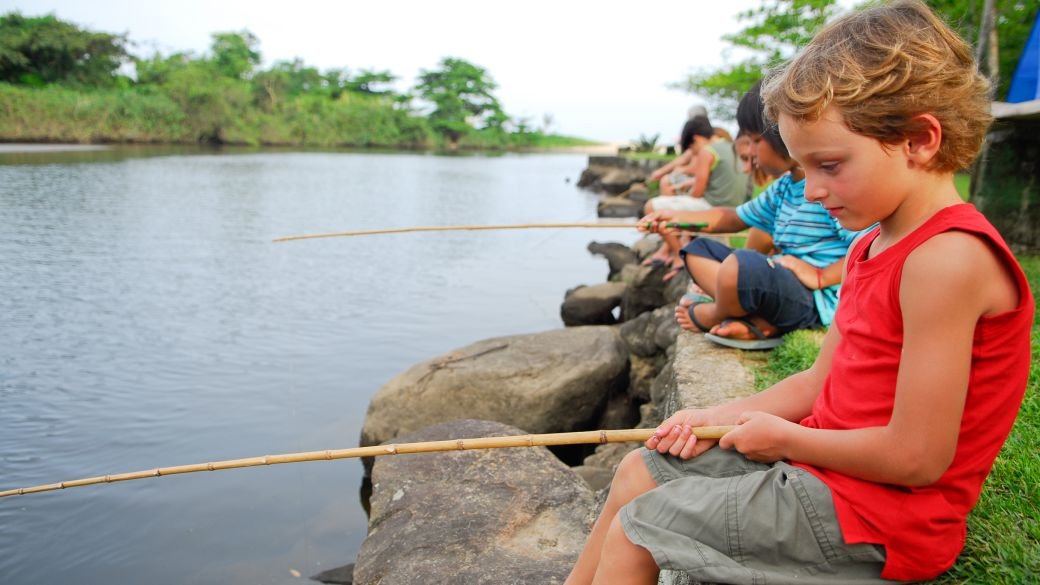 Crianças pescando no Rio Itamambuca