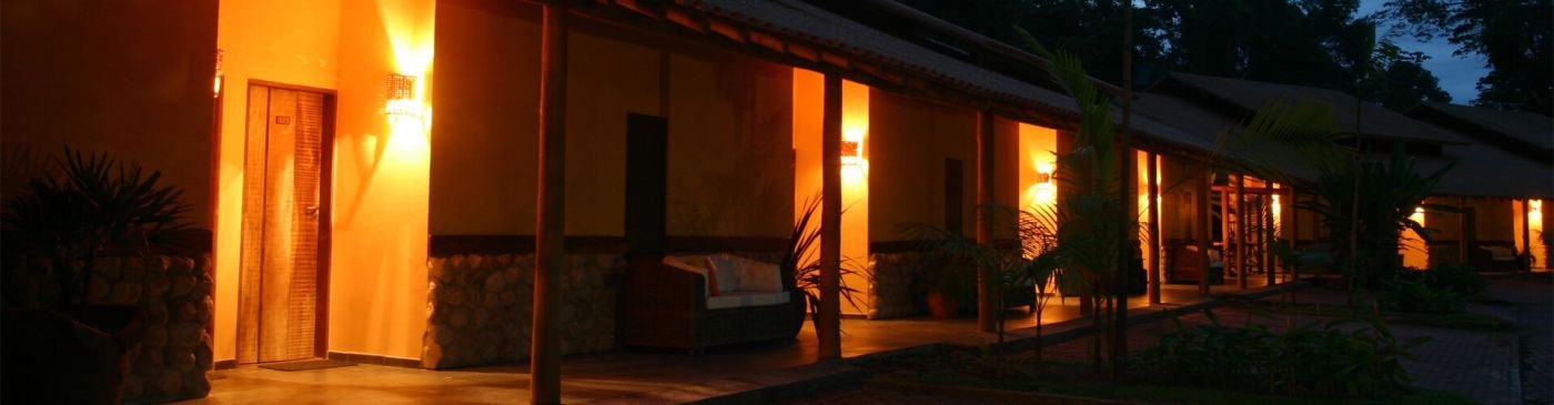 Imagem noturna das ruas dos quartos do Itamambuca Eco Resort