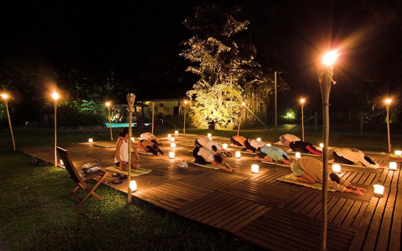 Aula noturna de Yoga no gramado do Itamambuca Eco Resort