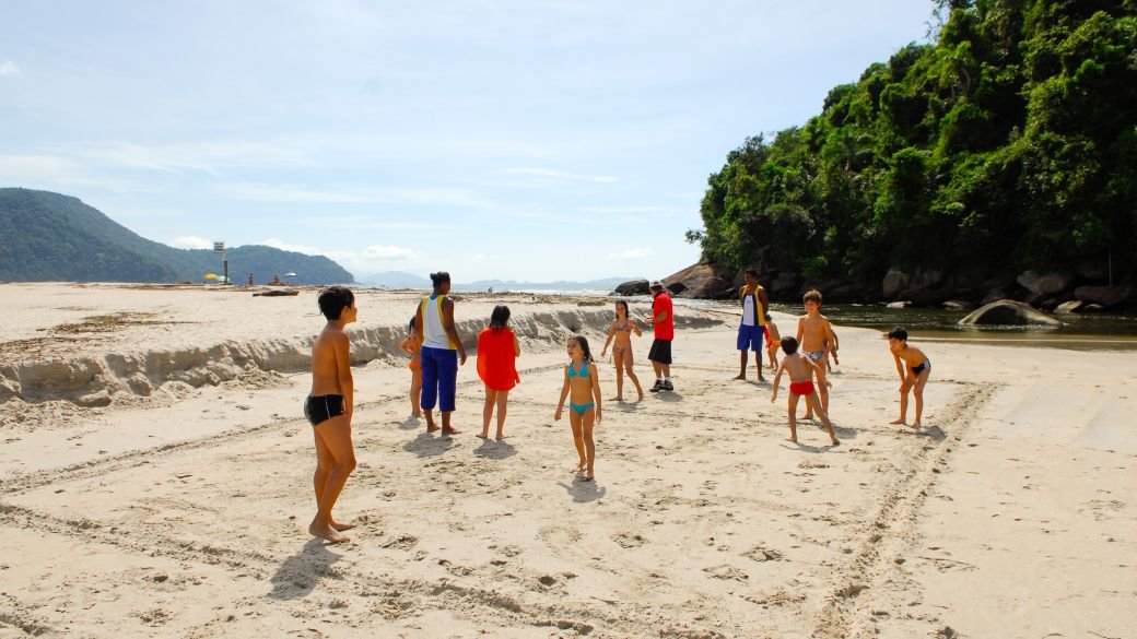 Crianças brincado nas areias da Praia de Itamambuca