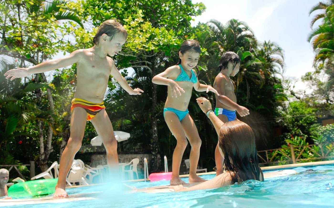 Crianças brincando na piscina do Itamambuca Eco Resort