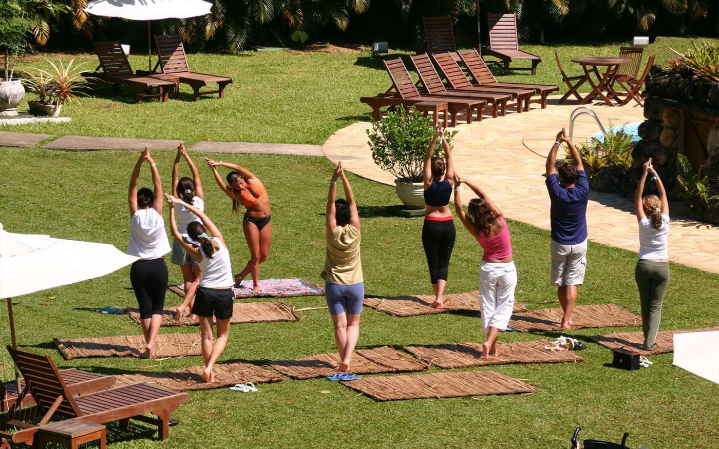 Aulas de Yoga no gramado do Itamambuca Eco Resort